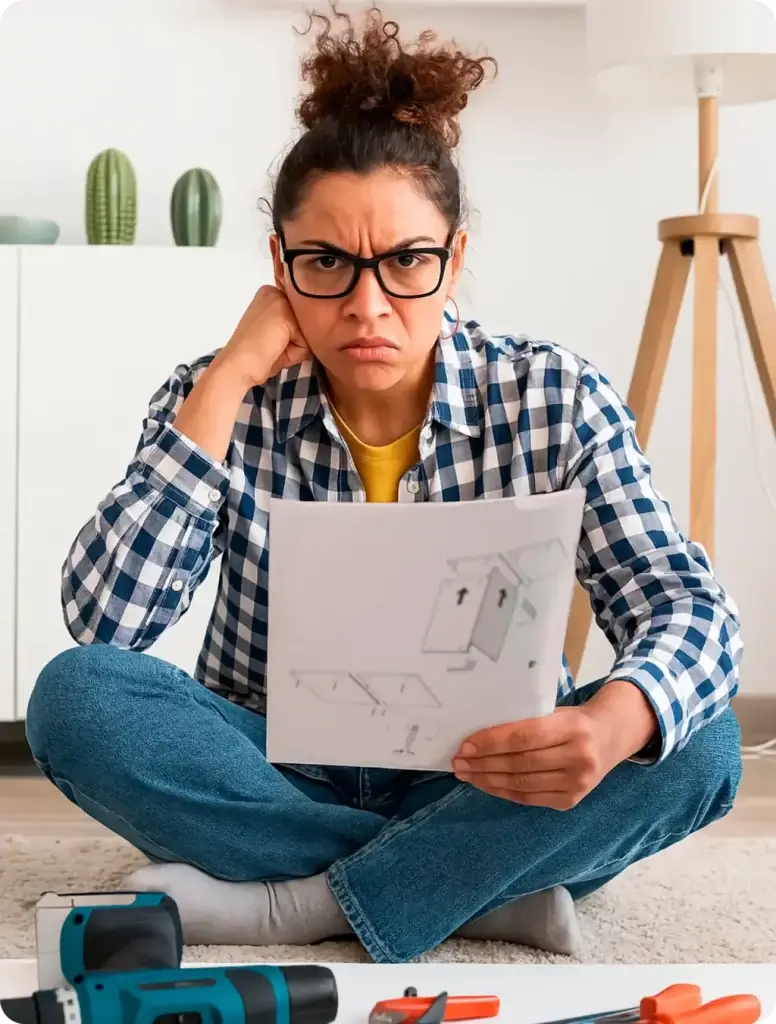 Mujer enfadada leyendo las instrucciones de montaje